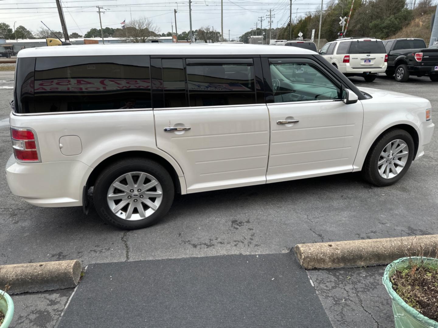 2011 WHITE Ford Flex SEL FWD (2FMGK5CC4BB) with an 3.5L V6 DOHC 24V engine, 6-Speed Automatic Overdrive transmission, located at 5700 Curlew Drive, Norfolk, VA, 23502, (757) 455-6330, 36.841885, -76.209412 - Photo#3